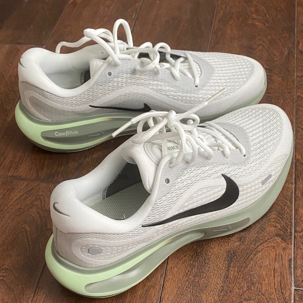 Nike Men’s White and Green Running Shoes NEW